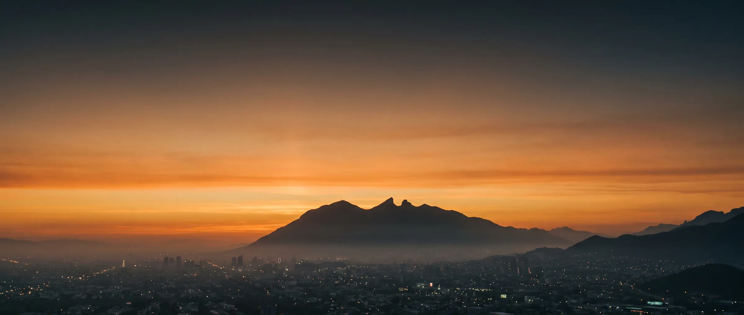 Amanecer sobre el Cerro de la Silla en Monterrey
