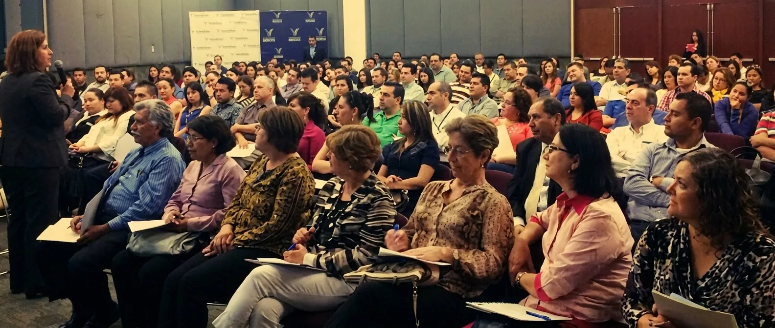 Auditorio lleno durante una conferencia de Ana Longoria