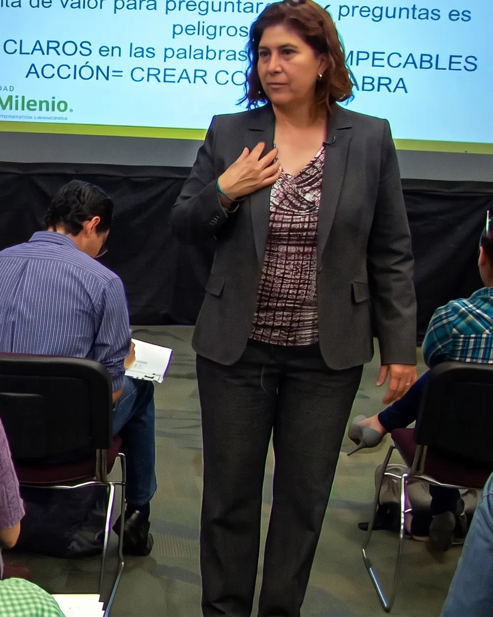 Ana Longoria impartiendo un taller a un grupo de colaboradores